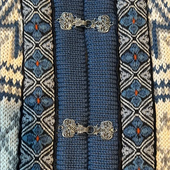 Vintage Dale of Norway Wool Cardigan With Pewter Claps Traditional Norwegian - Picture 4 of 9